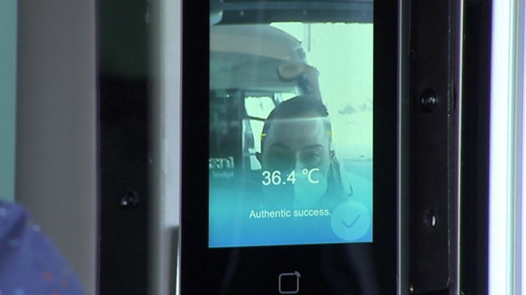 Si se supera la temperatura, el sensor emite una alarma.