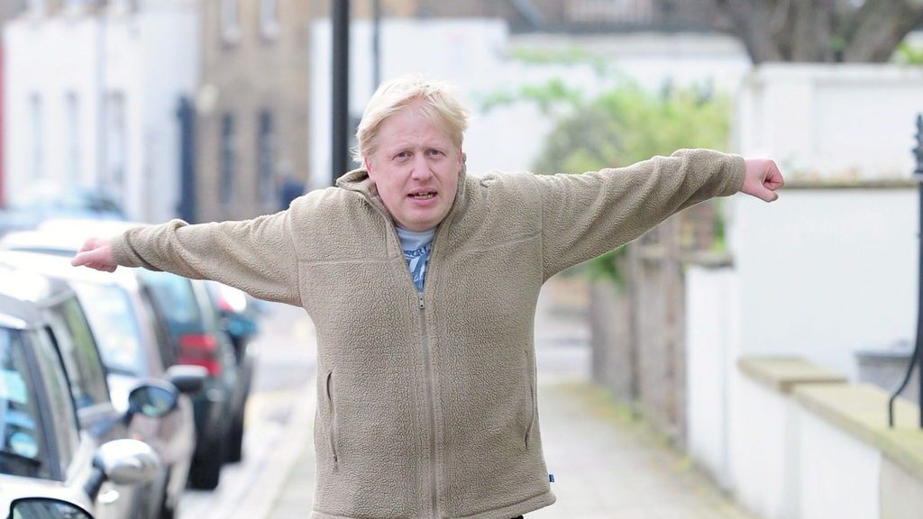 Boris Johnson se pone en forma en el palacio de Buckingham Boris Johnson se pone en forma en el palacio de Buckingham