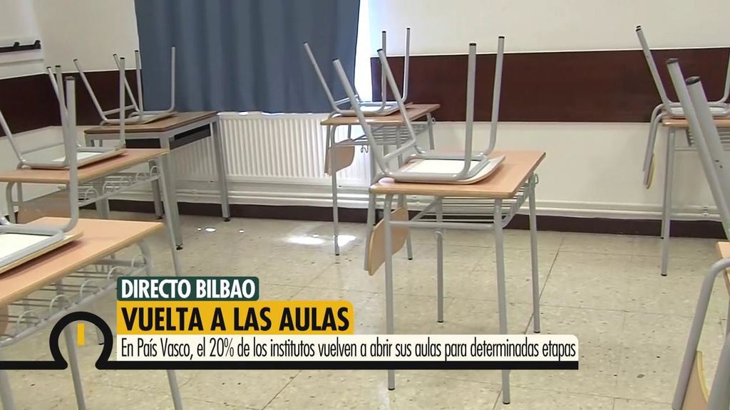 Separación entre mesas, líneas para acotar direcciones, salidas escalonadas: así vuelven los alumnos a las aulas en Bilbao