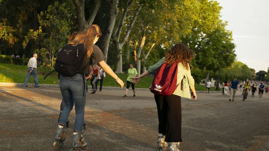 Personas haciendo deportes en el parque del retiro
