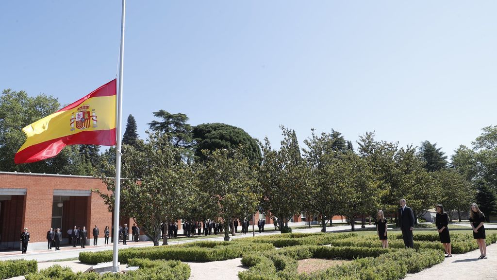 Los Reyes, la Princesa de Asturias y la Infanta Sofía guardan un minuto de silencio en memoria de los fallecidos