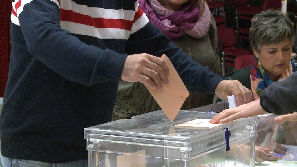 Mascarillas, bandeja para el DNI y prioridad para mayores de 65 años. Así será la jornada electoral en Galicia Mascarillas, bandeja para el DNI y prioridad para mayores de 65 años. Así será la jornada electoral en Galicia
