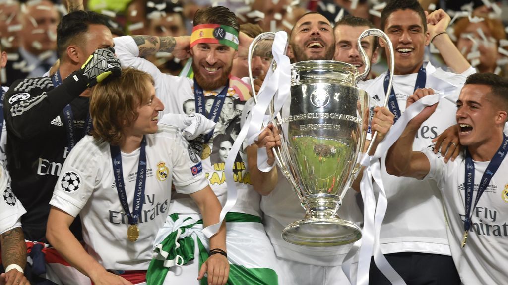 Modric, Lucas Vázquez y el resto de jugadores del Madrid celebran la Champions de 2016.