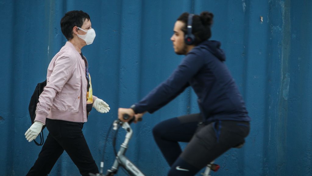 Persona paseando con mascarilla