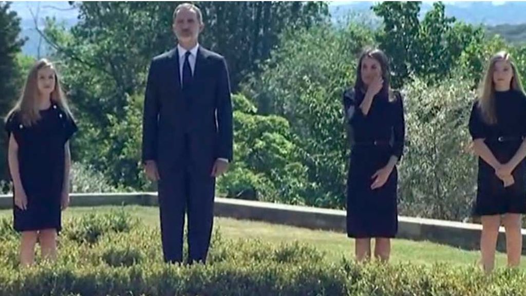 El minuto de silencio de los reyes Felipe y Letizia junto a sus hijas por las víctimas del coronavirus