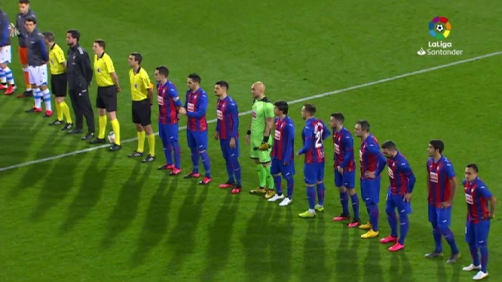 Los jugadores del Eibar y de la Real, antes del parón de coronavirus.