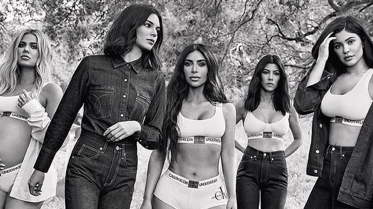 Kim Kardashian publica un posado antiguo con sus hermanas y sus seguidores reaccionan: "No reconozco a nadie"