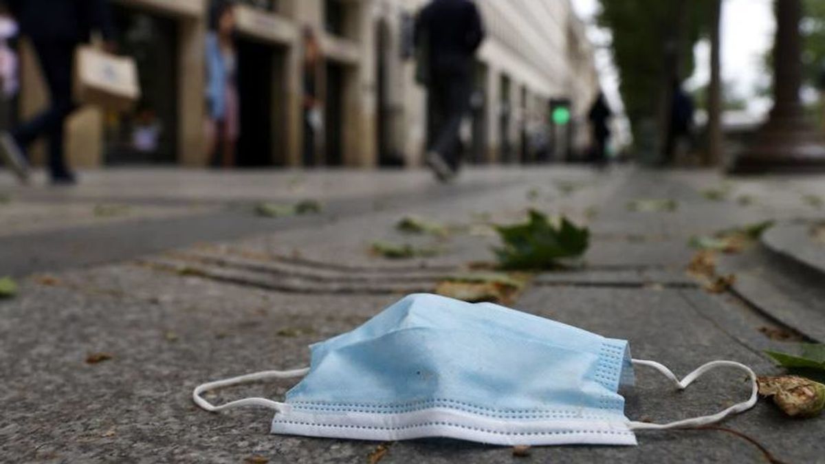 Sanciones de hasta 900 euros para los ciudadanos que arrojen guantes o mascarillas al suelo en Bollullos, Sevilla