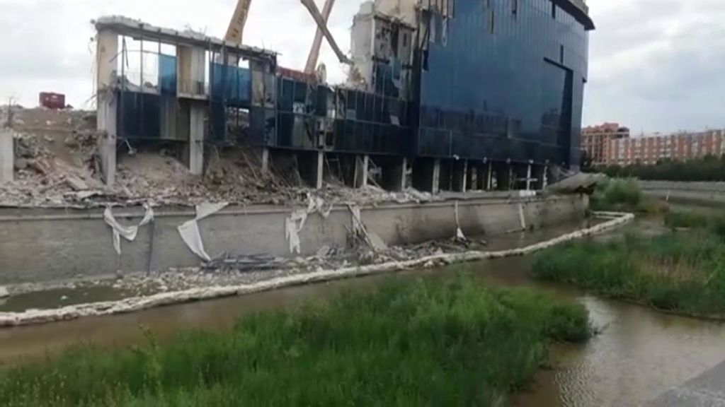 Las grúas retiran la última parte del Vicente Calderón.