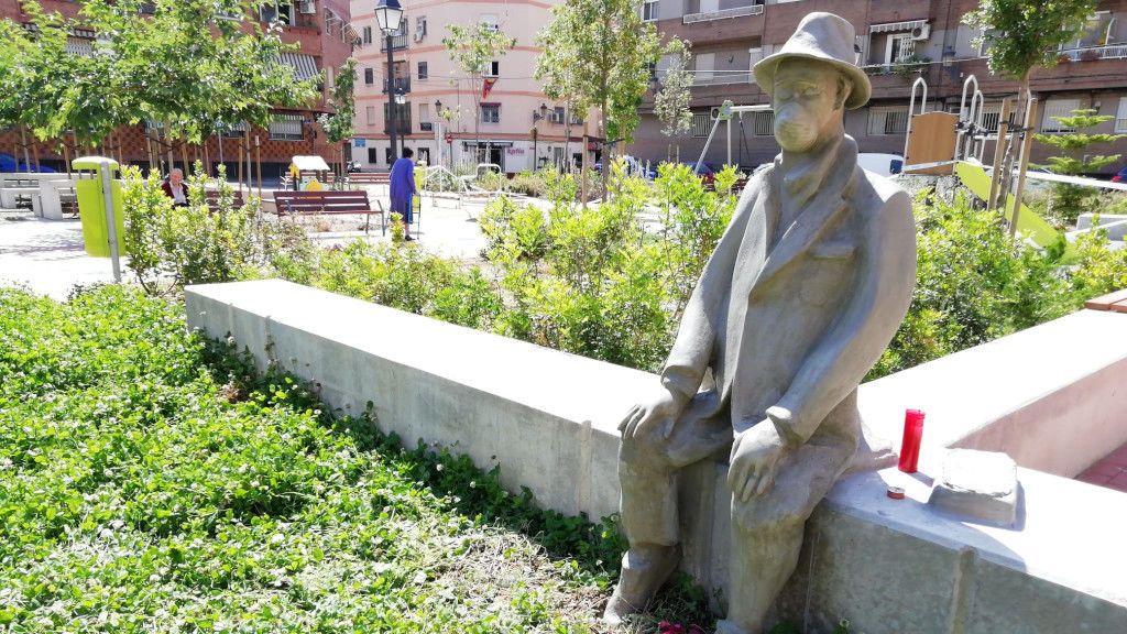 Un artista anónimo coloca una escultura en memoria de los fallecidos en un parque de Valencia Un artista anónimo coloca una escultura en memoria de los fallecidos en un parque de Valencia