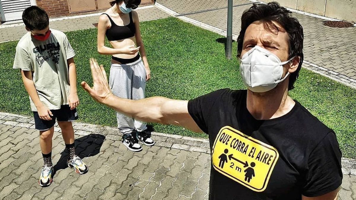 "Si me queréis, retirarse dos metros": camisetas con mensaje vintage para recordar la pandemia