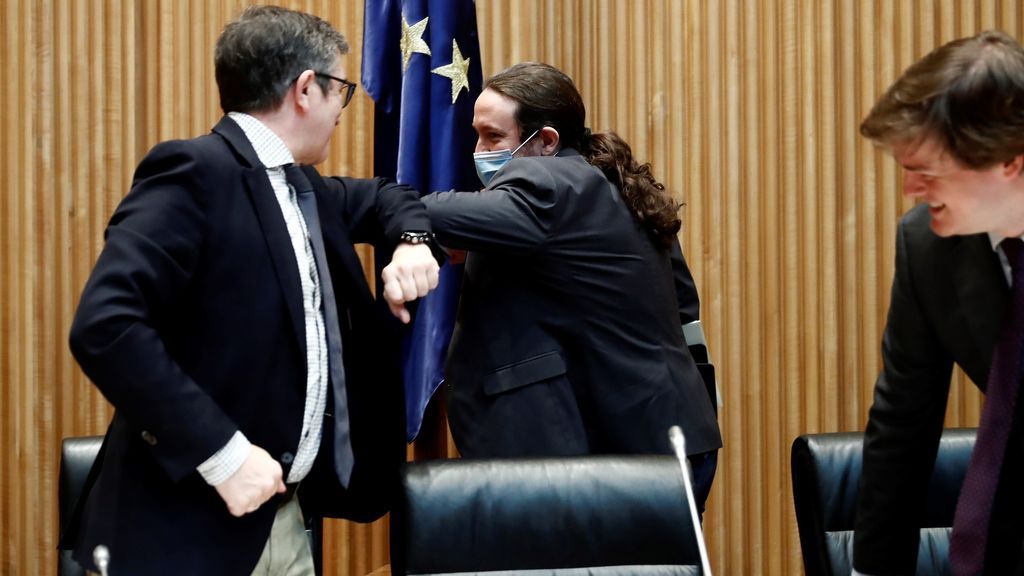 Pablo Iglesias y Patxi López se saludan con el codo en la Comisión para la Reconstrucción Pablo Iglesias y Patxi López se saludan con el codo en la Comisión para la Reconstrucción