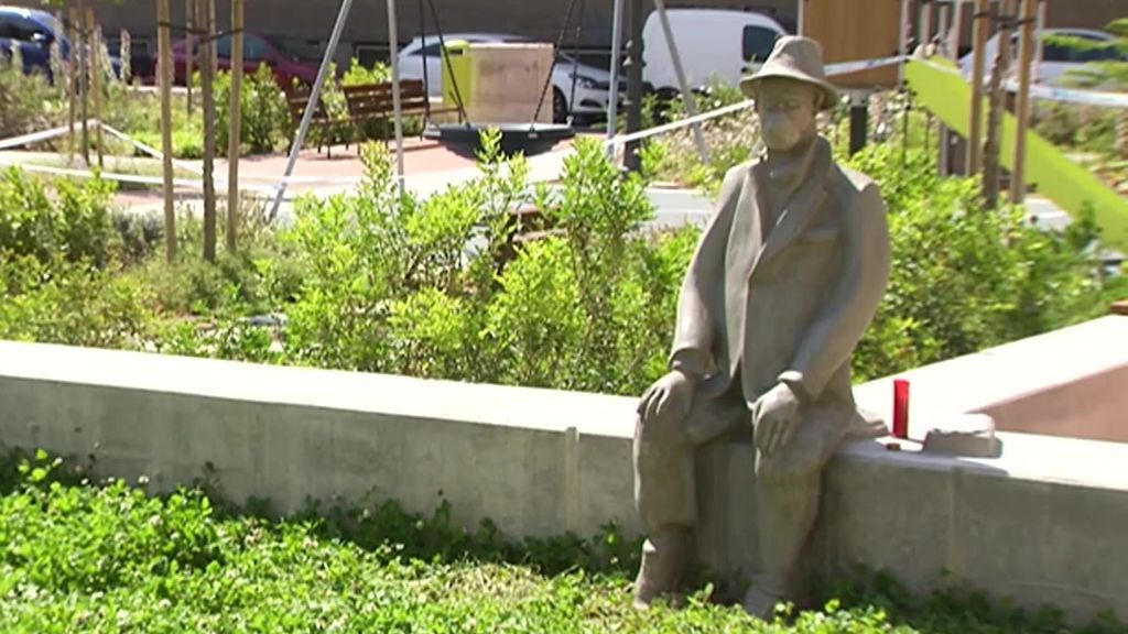 Una estatua en homenaje las víctimas del coronavirus aparece un parque de Benimamet