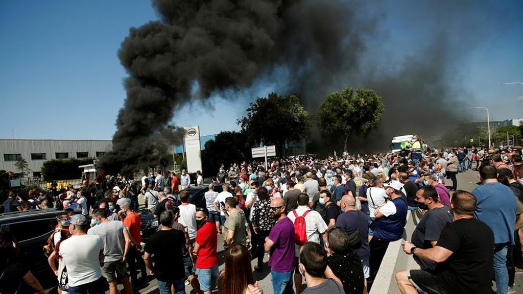 Los trabajadores de Nissan frente a la planta que cierra en Barcelona