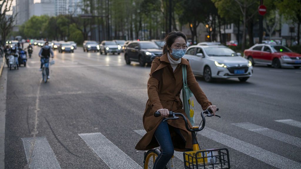 EuropaPress_2796789_april_2020_shanghai_china_woman_wears_surgical_mask_on_the_subway_according