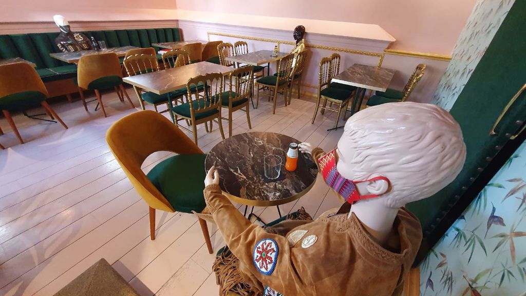 Mesas con maniquíes en el interior de La Fundación