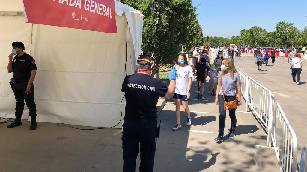 Convocan de urgencia y por megafonía a los vecinos de Torrejón para hacerles test masivos del coronavirus Convocan de urgencia y por megafonía a los vecinos de Torrejón para hacerles test masivos del coronavirus
