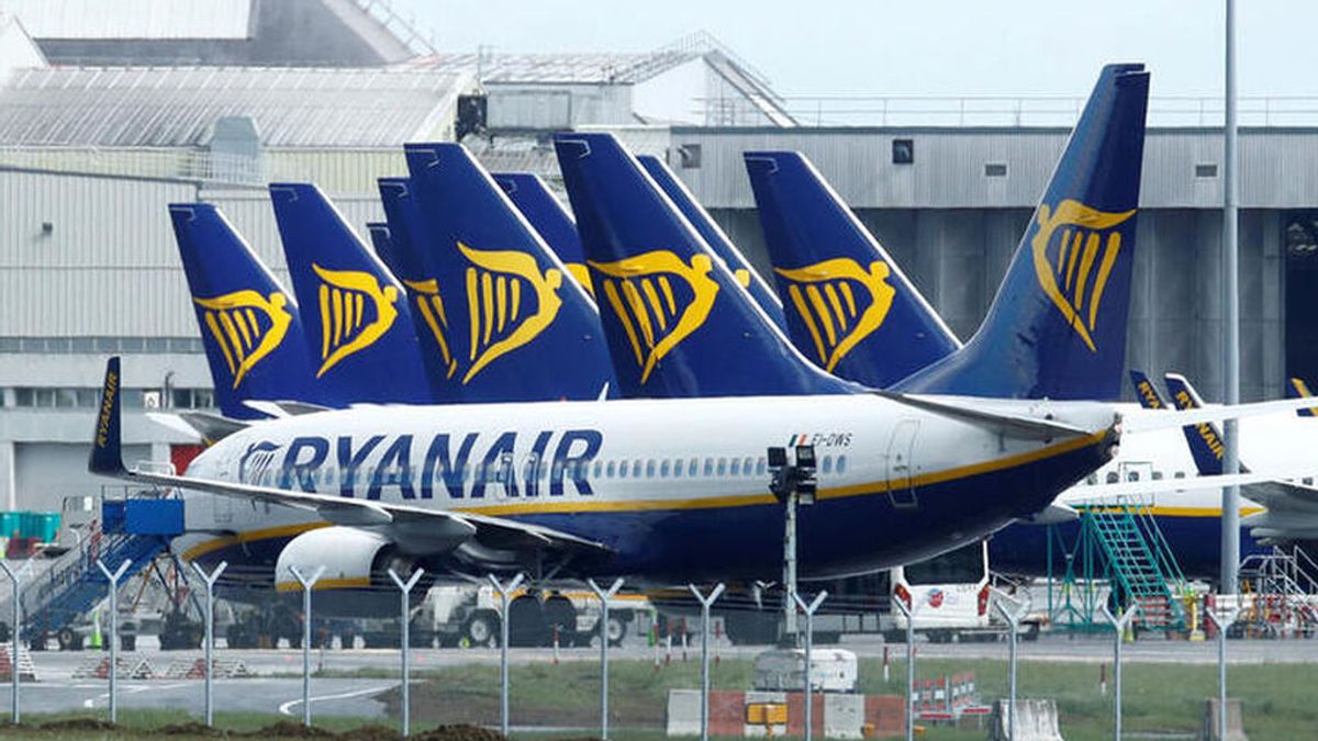 Ryanair recortará 616 empleos en España y reducirá el sueldo al resto de la plantilla para afrontar la crisis