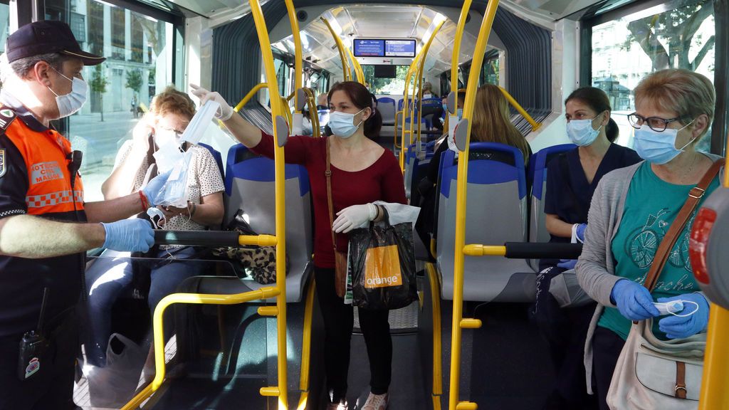 Cuatro meses de cárcel por no llevar mascarilla y resistirse a la autoridad en un autobús en Gran Canaria Cuatro meses de cárcel por no llevar mascarilla y resistirse a la autoridad en un autobús en Gran Canaria