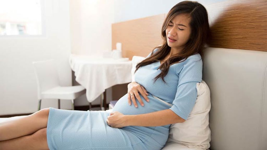 ¿Por qué se produce el dolor abdominal durante el embarazo?