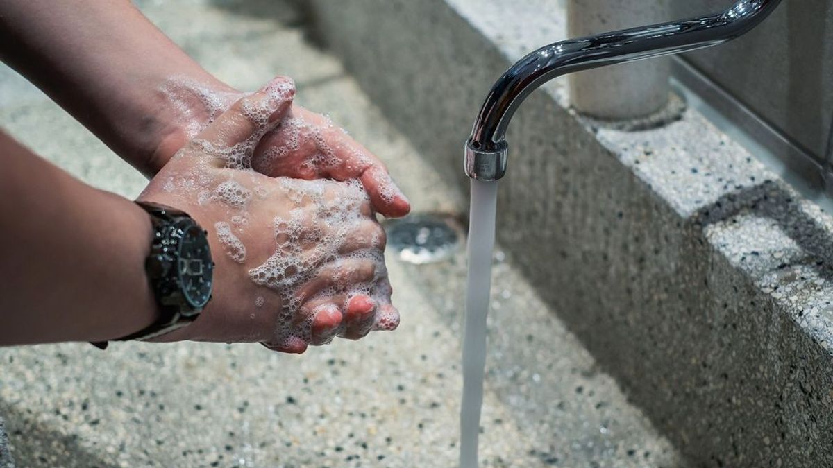 Picor, escozor y a veces hasta dolor con grietas: consecuencias del exceso en el lavado de manos