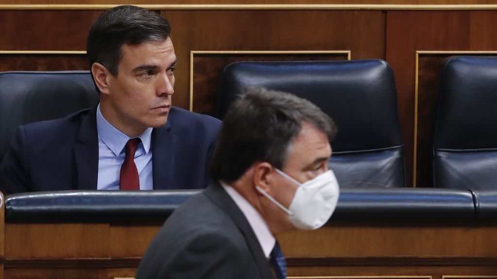 Pedro Sánchez y Aitor Esteban en el Congreso