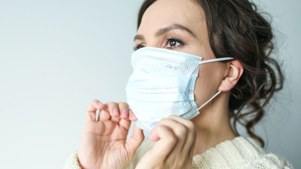 Una chica con el complemento mascarilla que ahora no puede faltar