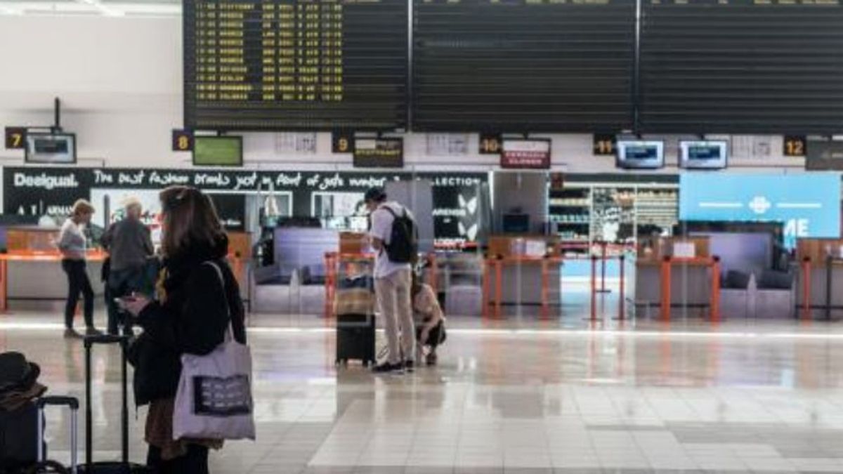 Avión en cuarentena: un pasajero hace la ruta de Madrid a Lanzarote siendo positivo tras asistir al entierro de su madre