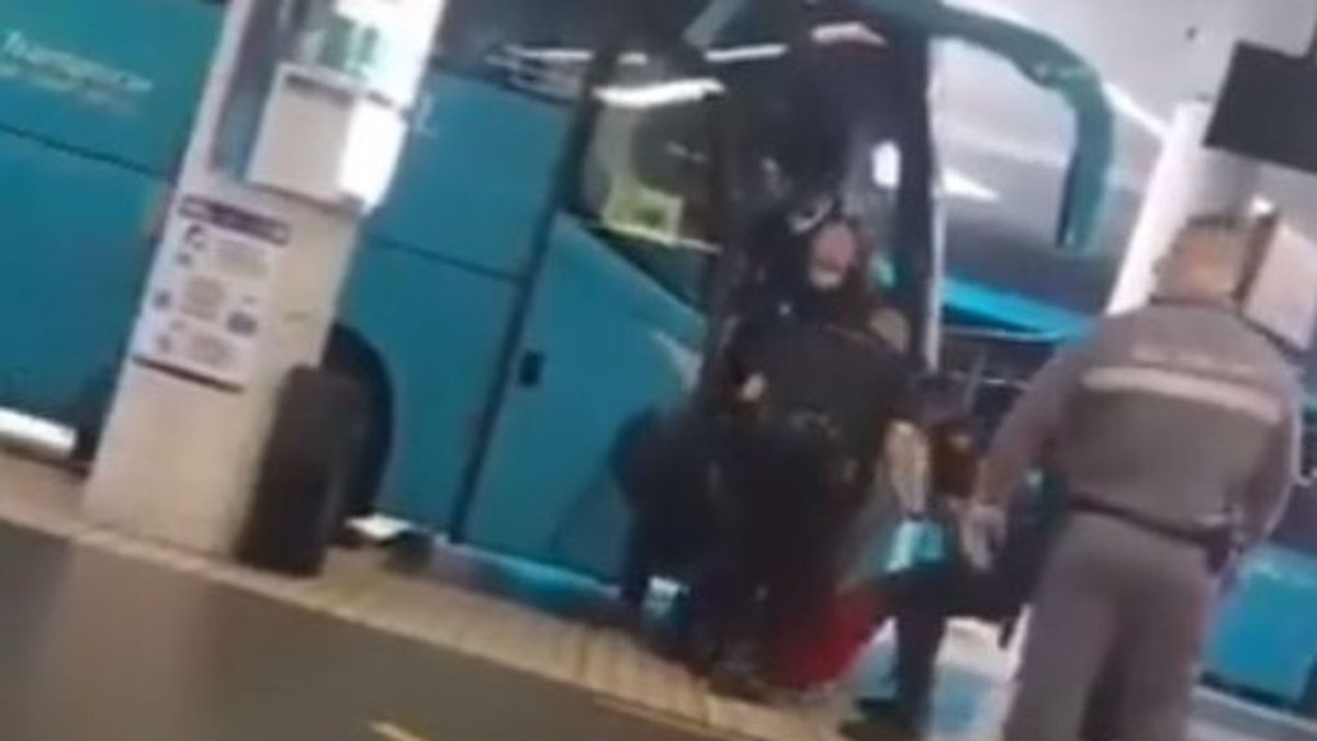 Expulsan a la fuerza a un hombre en un autobús de Tenerife por no llevar mascarilla