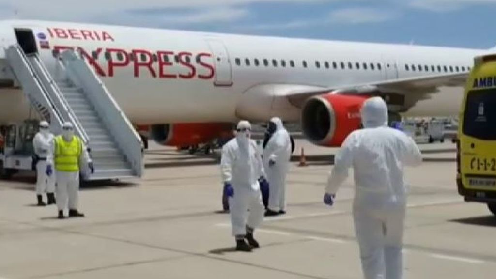 Reciben con EPI en el aeropuerto de Lanzarote a un pasajero positivo por coronavirus