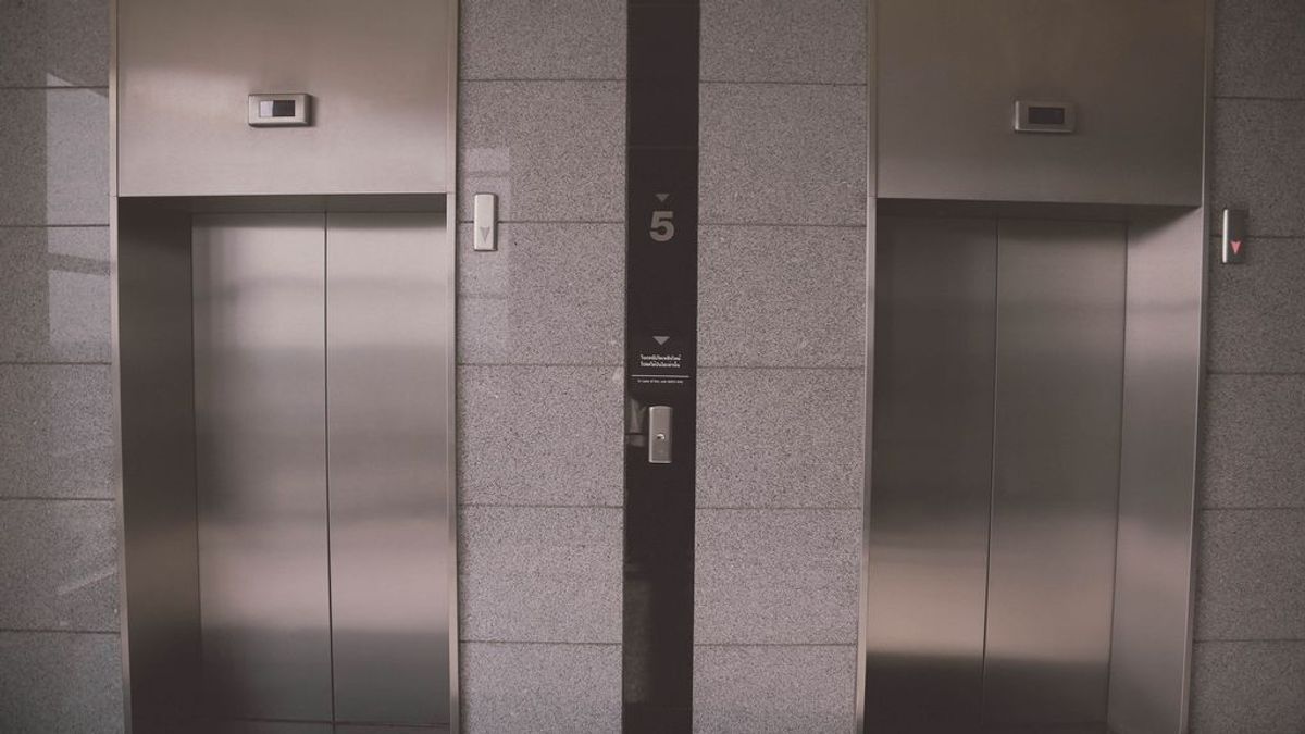 Una niña de dos años, atrapada entre las puertas de un ascensor por una pulsera