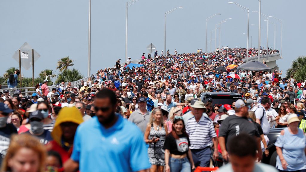 Una multitud de personas observa el lanzamiento de la Crew Dragon a la Estación Espacial Internacional