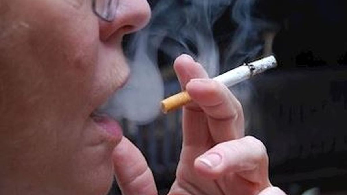 Cuidado si eres fumador: tu mascarilla tiene mayor riesgo de contaminarse