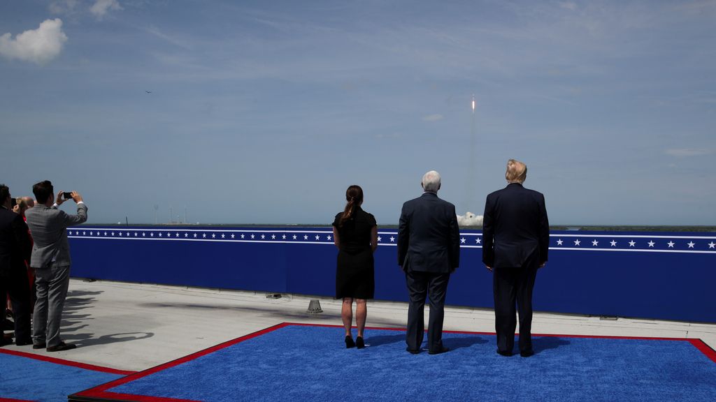 El presidente de EEUU, Donald Trump, y el vicepresidente, Vince Pence, observan el lanzamiento de la Crew Dragon