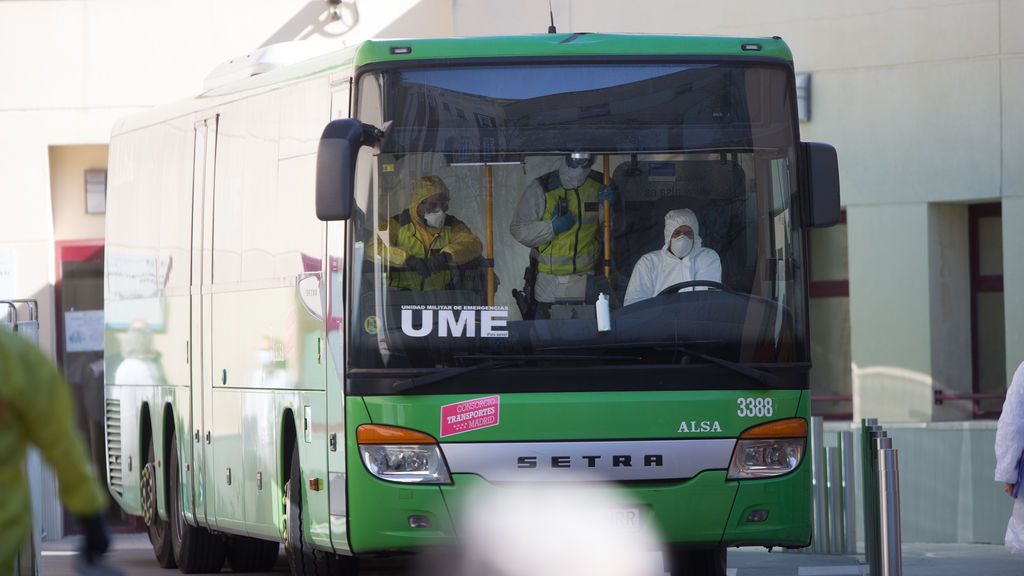 Un autobús interurbano en las instalaciones del hospital Gregorio Marañón