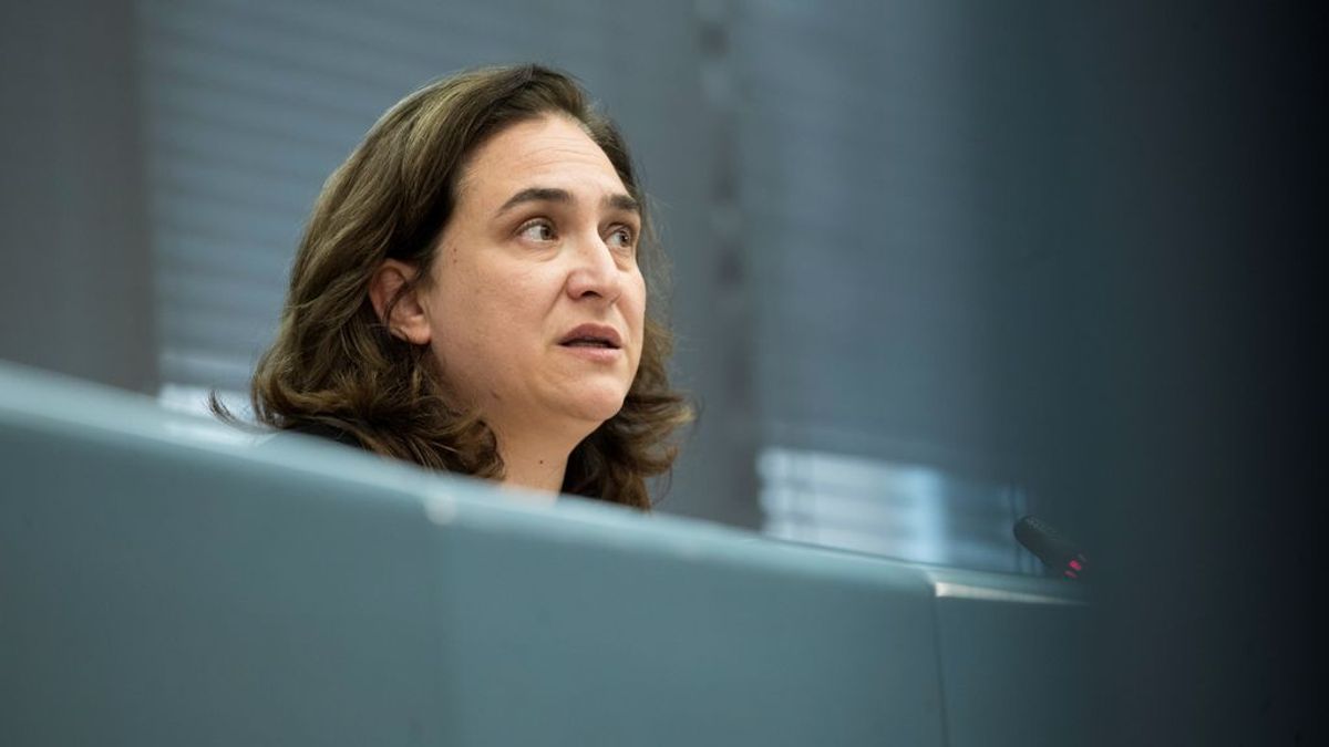 Ada Colau responde a las críticas por su 'selfie' sobre la cama: "Voy a seguir colgando las fotos que me de la gana" Ada Colau responde a las críticas por su 'selfie' sobre la cama: "Voy a seguir colgando las fotos que me de la gana"