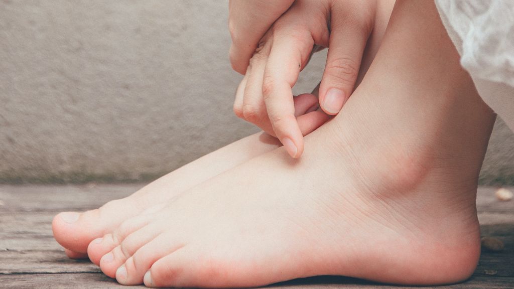 La importancia de cuidarse los pies después de los 50.