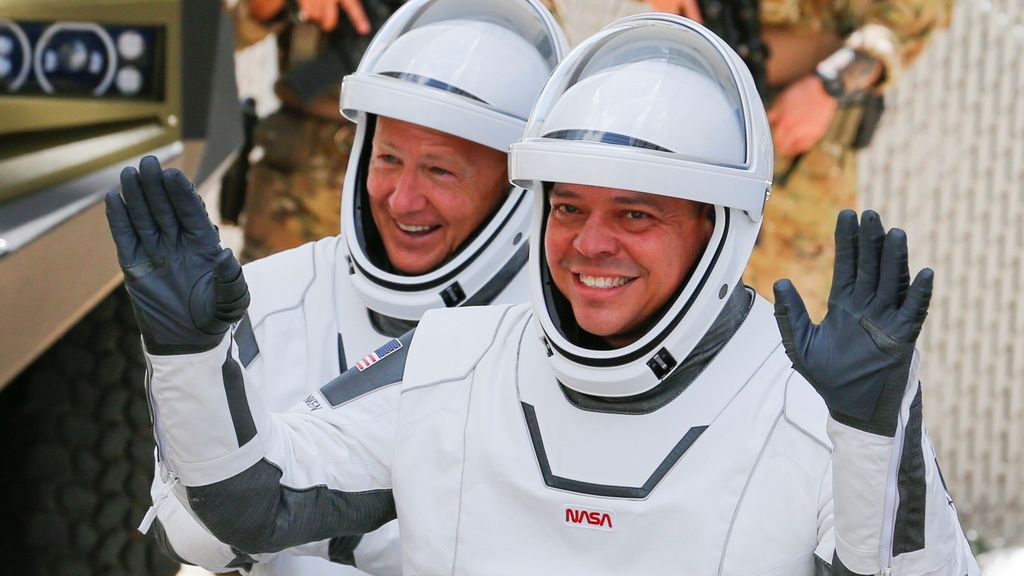 Douglas Harley y Robert Behnken, antes de despegar hacia la Estación Espacial Internacional