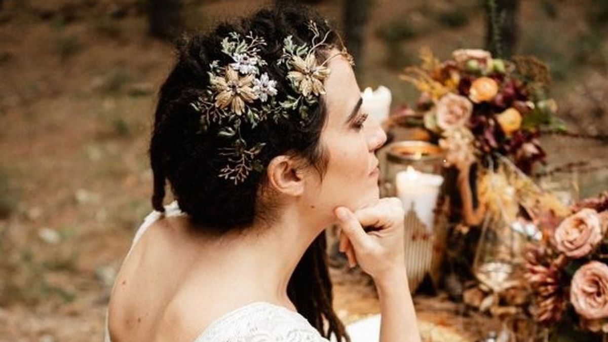 Entre flores y joyas: adornos para el pelo para novias