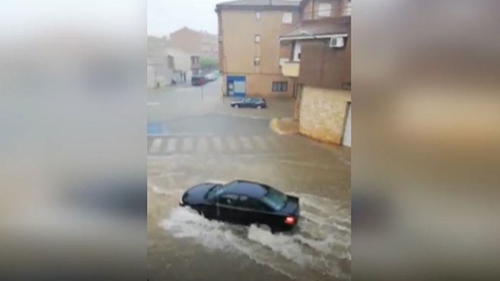 La fuerte tormenta caída en Madrid provoca cortes en el metro y un centenar de llamadas a los Bomberos