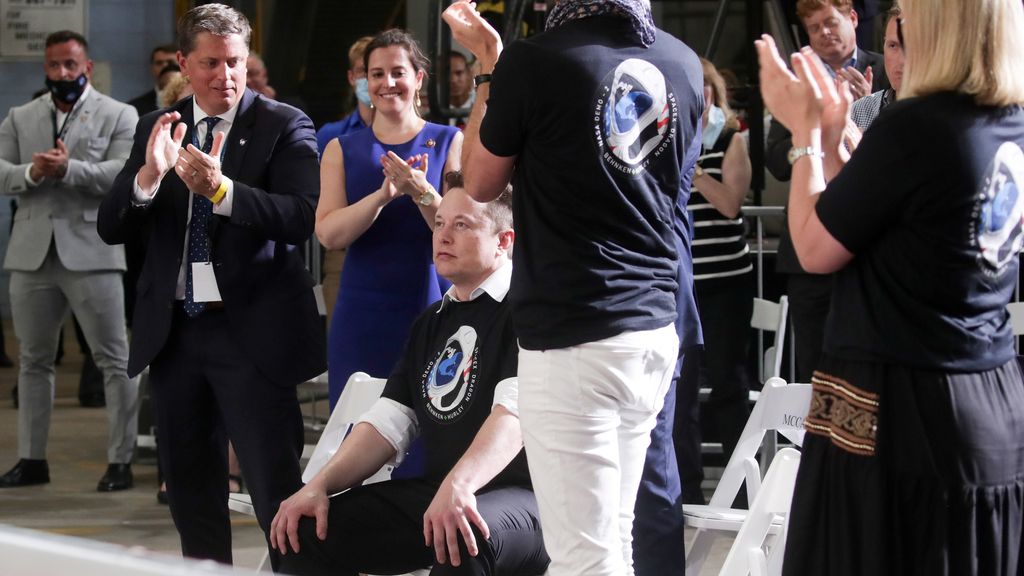 Varias personas celebran con éxito el lanzamiento de la Crew Dragon hacia la Estación Espacial Internacional
