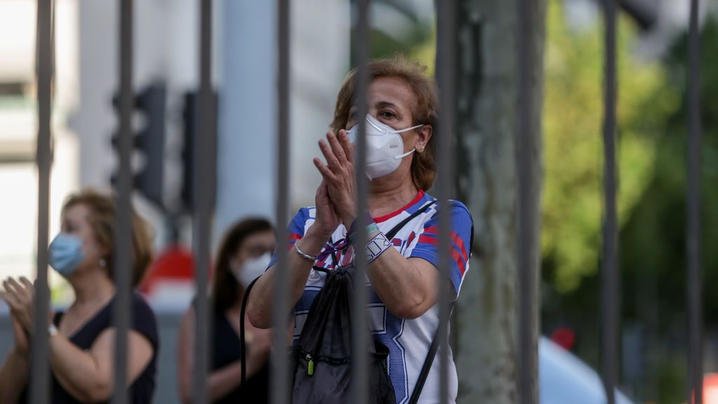 Transeúntes aplauden en la puerta del Hospital Fundación Jiménez Díaz