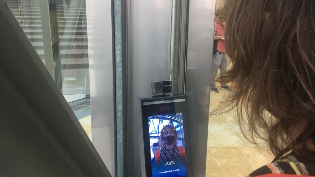 Los visitantes deben tomarse la temperatura antes de entrar.