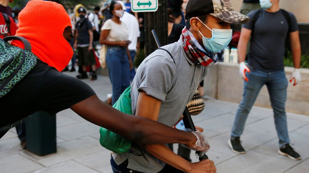 Sexta noche de violencia: 40 ciudades con "toque de queda" en Estados Unidos Sexta noche de violencia: 40 ciudades con "toque de queda" en Estados Unidos