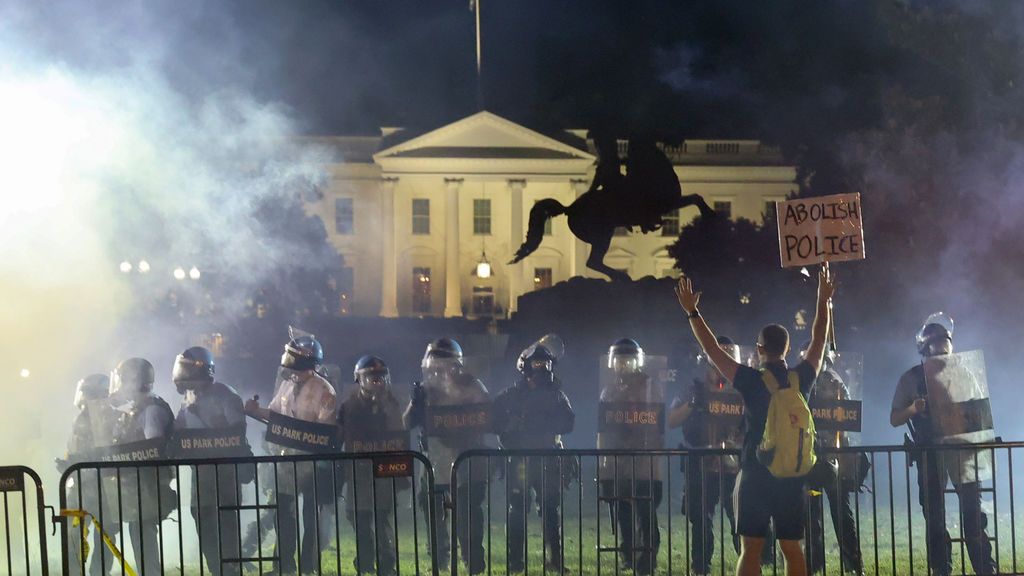 El servicio secreto refugia a Trump en el búnker de la casa Blanca por los disturbios El servicio secreto refugia a Trump en el búnker de la casa Blanca por los disturbios