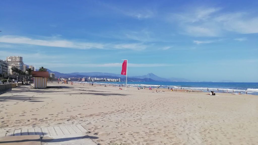 Muere una mujer ahogada en la playa del Campello en el primer día de baño permitido Muere una mujer ahogada en la playa del Campello en el primer día de baño permitido
