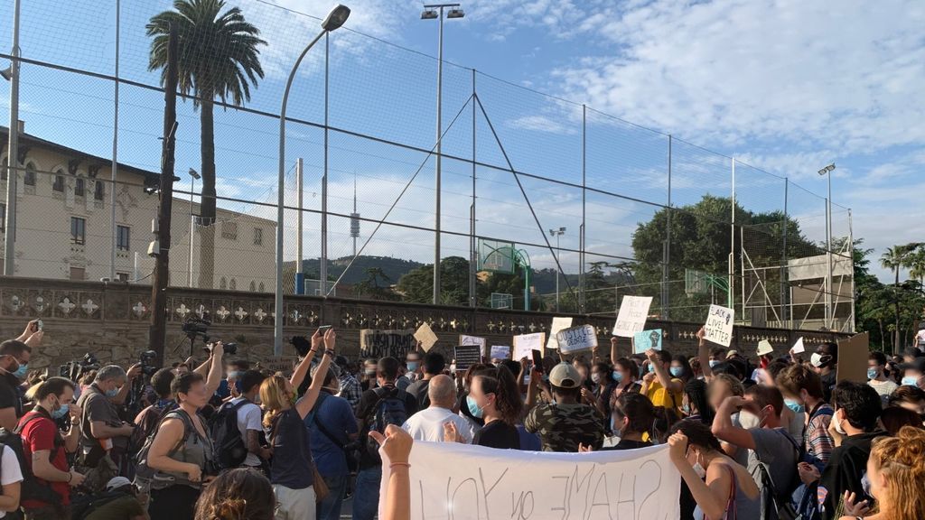 300 personas protestan frente al consulado de EE.UU. en Barcelona por la muerte de George Floyd 300 personas protestan frente al consulado de EE.UU. en Barcelona por la muerte de George Floyd
