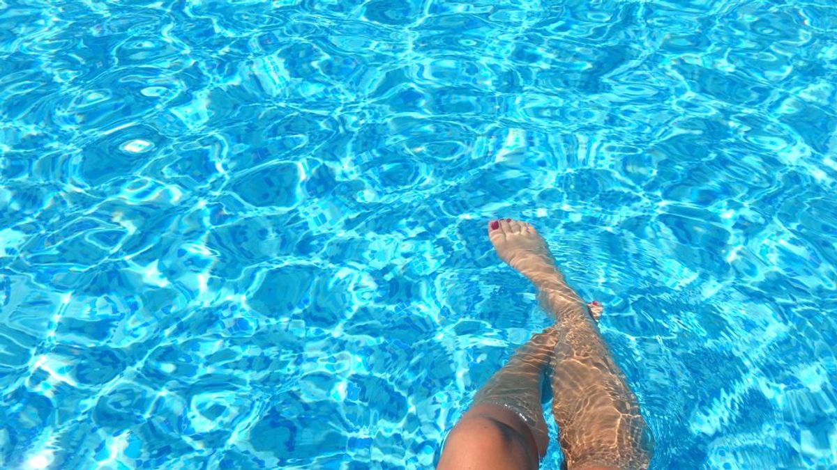 De 'la tableta' de Mario Casas al bañador pre-mamá de Alice Campello: comienza la temporada de piscinas De 'la tableta' de Mario Casas al bañador pre-mamá de Alice Campello: comienza la temporada de piscinas