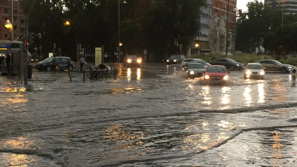 Metro inundado, árboles caídos y cornisas dañadas: los estragos de las tormentas torrenciales del domingo Metro inundado, árboles caídos y cornisas dañadas: los estragos de las tormentas torrenciales del domingo