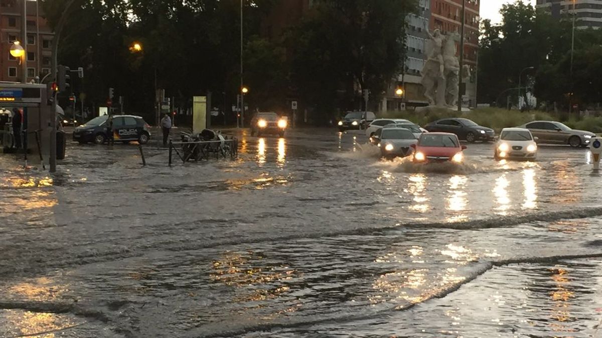 Metro inundado, árboles caídos y cornisas dañadas: los estragos de las tormentas torrenciales del domingo